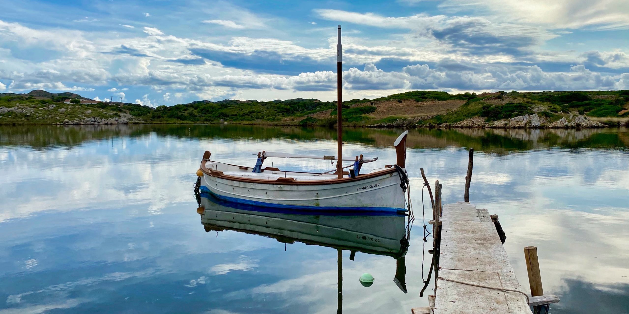 Photo par Tristan MIMET blue and white boat on dock during daytime