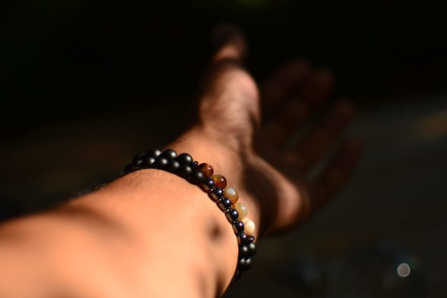 Photo par Jossuha Théophile person wearing beaded bracelet