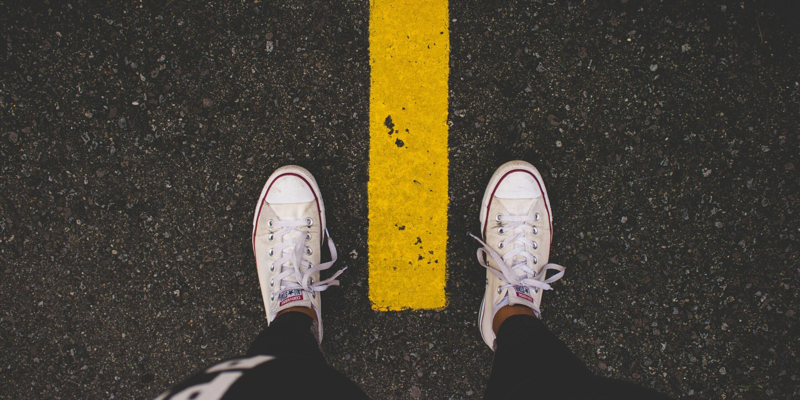 Photo par Nadine Shaabana white Converse All-Star low-tops